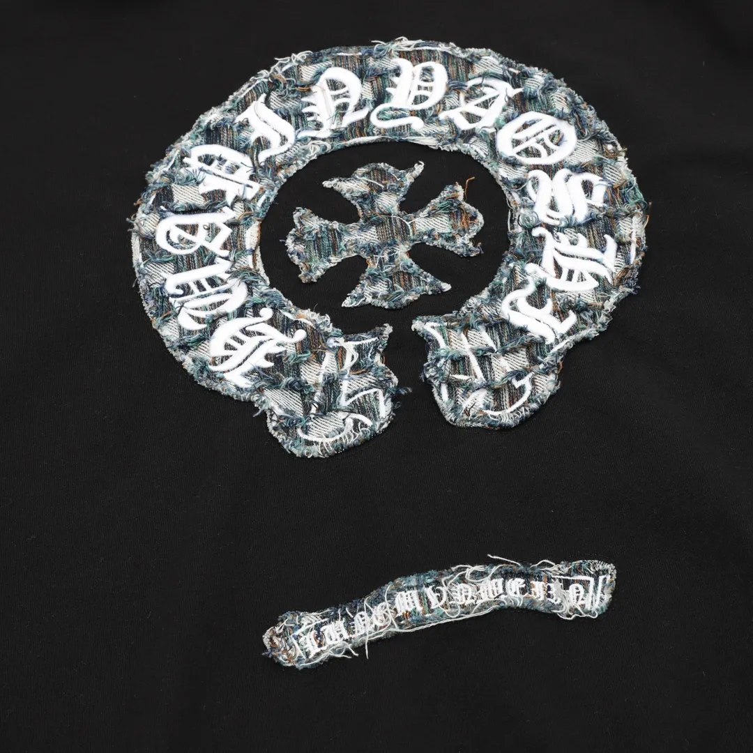 🅿️620 Chrome Hearts/Chrome Hearts Heavy Industry Cross logo patch embroidery washed burnt hooded sweatshirt. Made of double-strand double yarn 430g pure cotton sweatshirt fabric. The fabric is woven with double-strand twists. It is 40% stronger than single-strand yarn to form a three-dimensional texture similar to the texture of tripe. It not only maintains the moisture absorption and breathability of pure cotton, but also achieves softness and non-collapse through double-strand thickening. Laser burnt patch embroidery. Frayed process Patch micro logo on the chest Large logo cross pattern on the back Heavy-duty laser burnt three-dimensional patch embroidery pattern design Washed and frayed The overall garment presents a lazy style Whether it is daily outings or sports and fitness, you can show your trendy attitude and become the focus of the street Complete with three logos OS loose fit Color: Washed black, Washed white Size: S-XL
